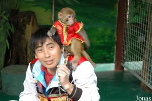 Zone de photographies avec un jeune macaque