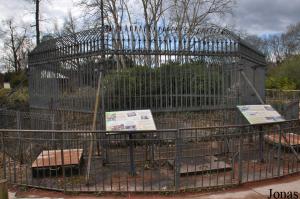Cage historique des ours datant de 1865