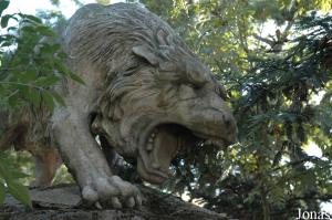 Statue de tigre à dents de sabre devant les anciennes installations des fauves