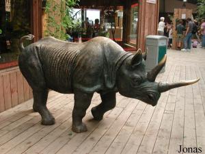 Statue de rhinocéros
