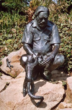 Statue de Gerald Durrell accompagné d'un discret gecko et d'un lémurien