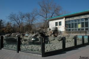 Enclos des loutres accolé à l'ancien aquarium