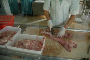 Préparation de la viande de crocodile