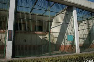 Cages extérieures des babouins et des macaques