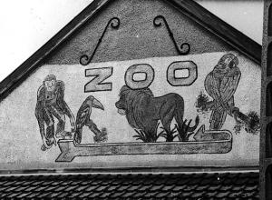 Seule trace du zoo : cette publicité murale photographiée au milieu des années 1990s
