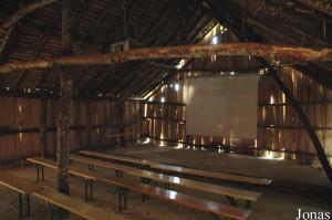 Salle de projection dans une des huttes